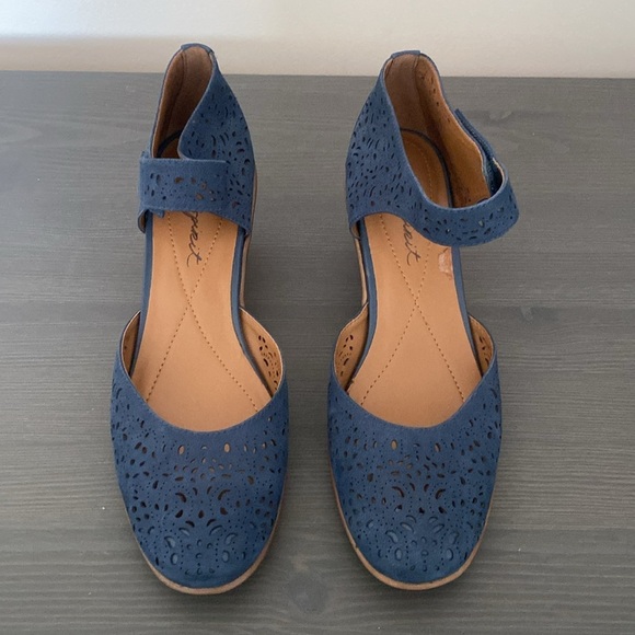 Easy Spirit Cindie Mary Jane Pump Laser Cut Out Leather Heels Size 8.5 N - Picture 2 of 9